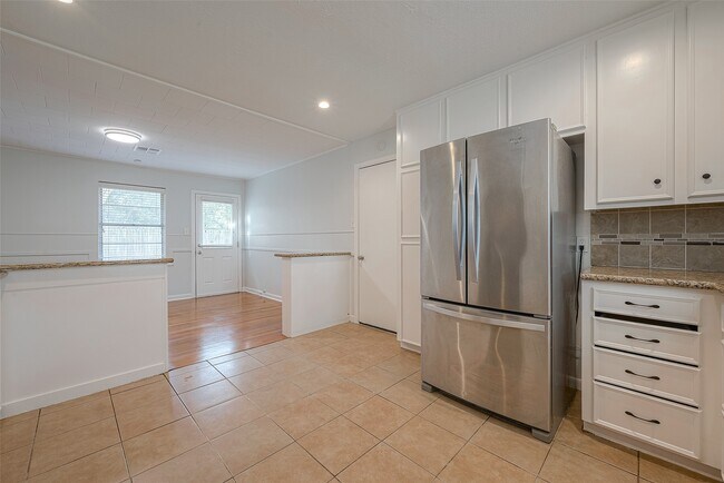 Building Photo - 4923 Poinciana Dr