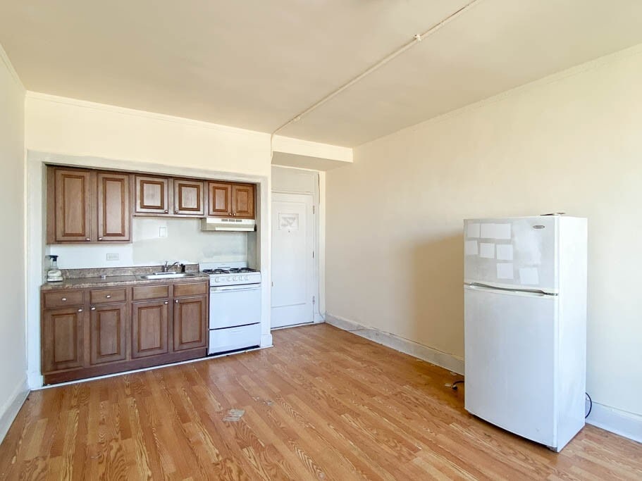 Building Photo - 3335 W Diversey Ave