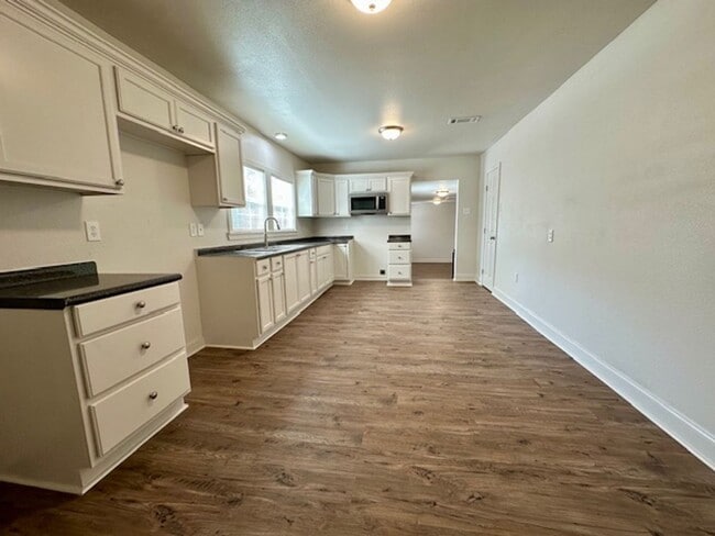 Building Photo - 4655 Fairfields Ave