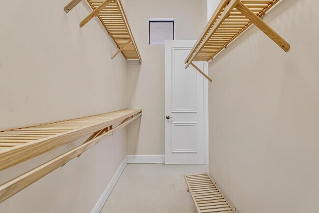 Building Photo - 10513 Versailles Blvd