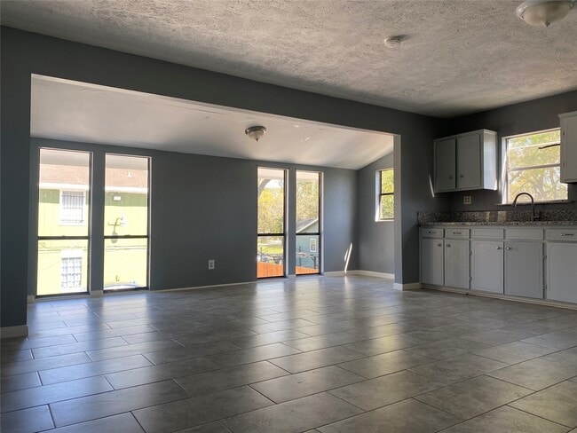 Building Photo - 8220 Glenview Dr