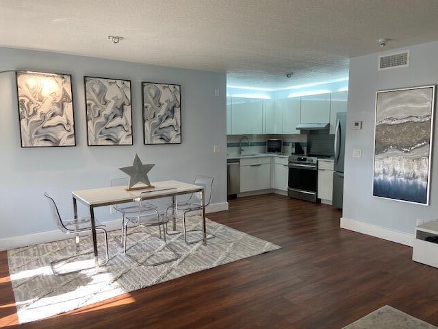 Building Photo - 3526 La Palmas Ct