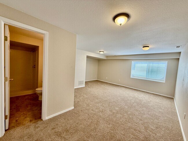 Building Photo - 3 Bedroom Townhome in a Convenient Location