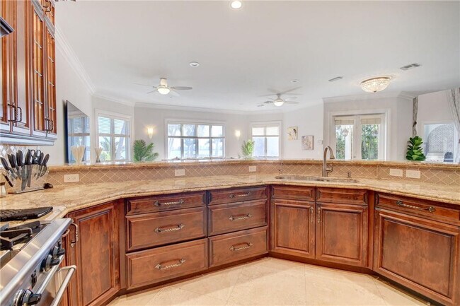 Building Photo - 1320 S Lakeside Dr