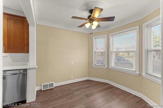 Building Photo - 3339 Lincoln St