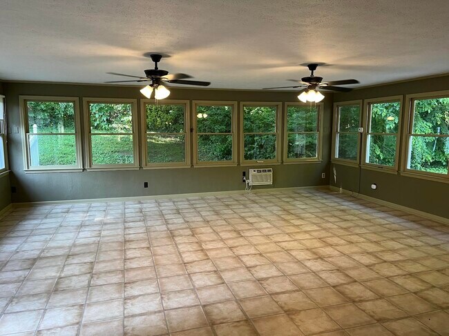 Building Photo - 112 Mockingbird Dr