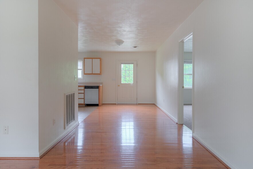 Building Photo - 907 Giles Rd