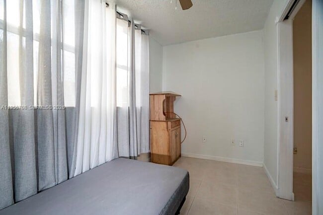 Building Photo - 606 W 81st St