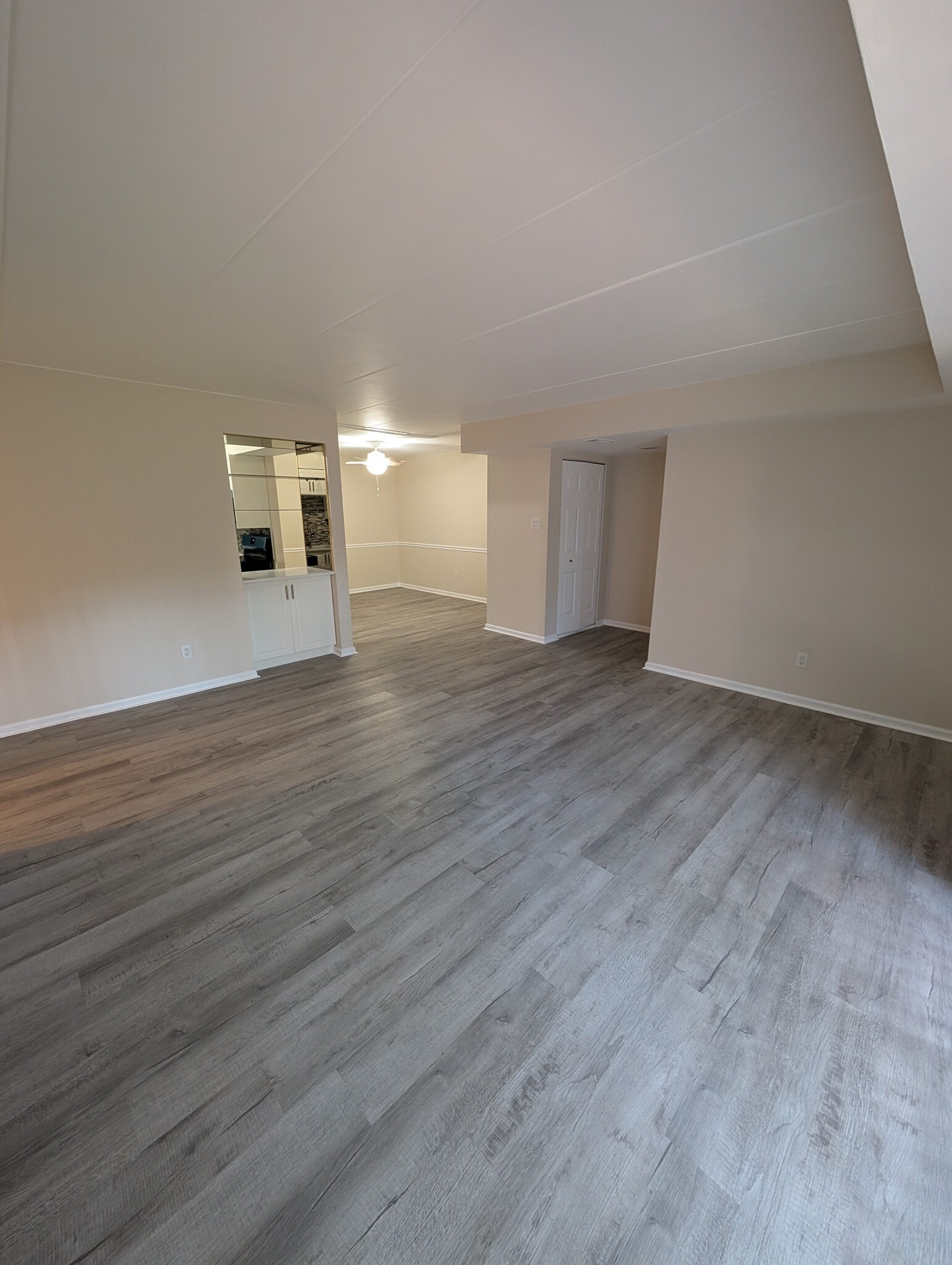 Spacious living room - 15 Sunbury Ct