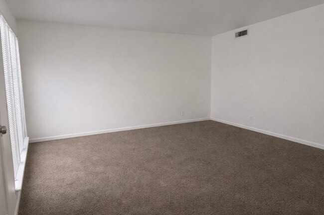 Building Photo - ZZZ - Lakeridge