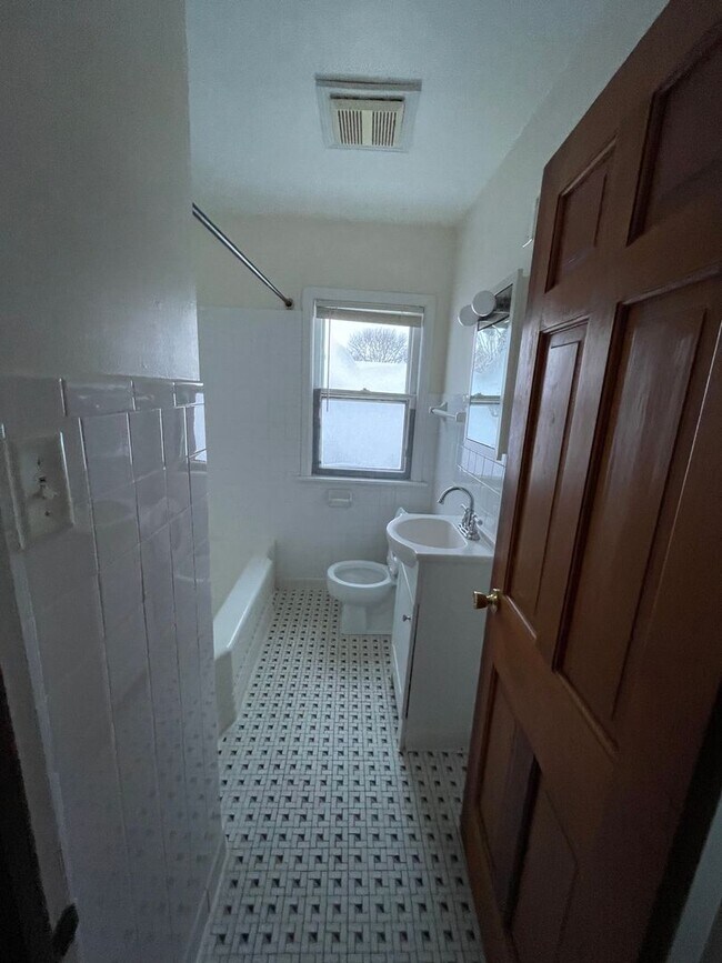 Building Photo - 2828 S 48th St