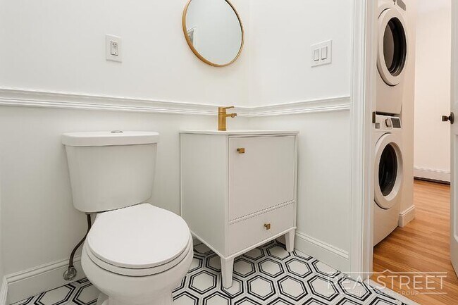Building Photo - Charming 2 Bed 1.5 Bath Upper Duplex in Bushwick with Garden
