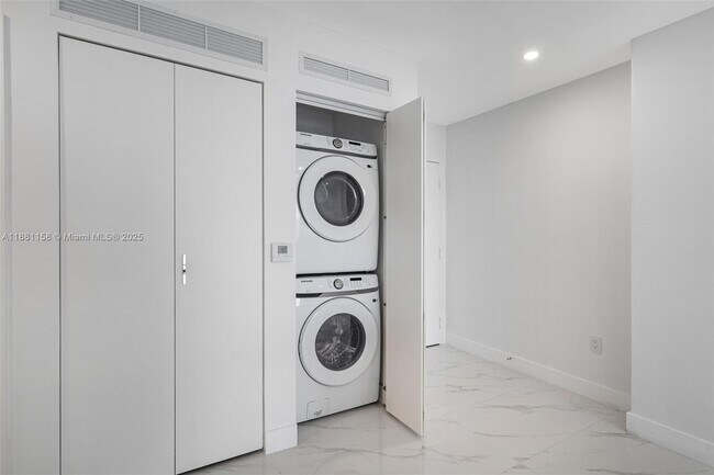 Building Photo - 700 NE 24th St