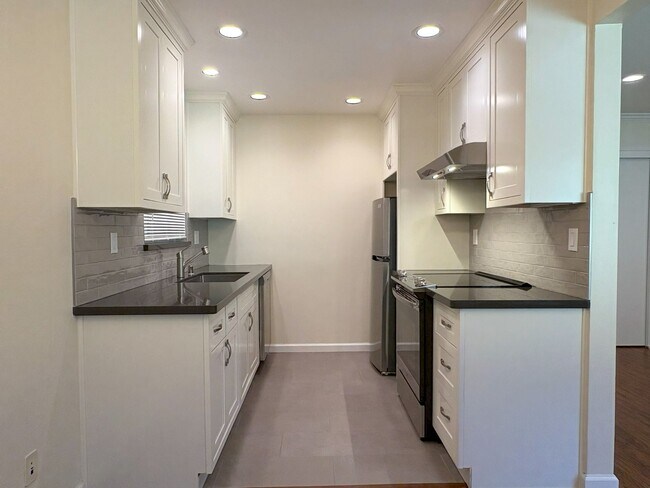Building Photo - Stylish & Comfortable 1-Bedroom Apartment ...