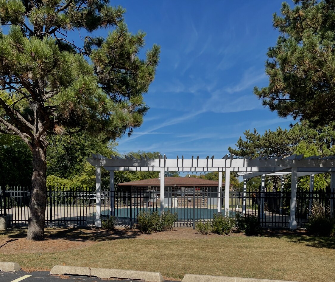 Seasonal pool facilities - 650 Perrie Dr