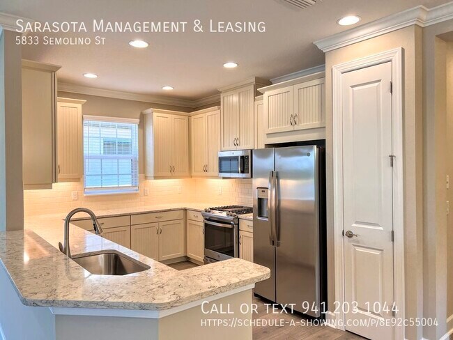 Building Photo - 2 Bed 2 Bath with Den Lake View Pool Home ...