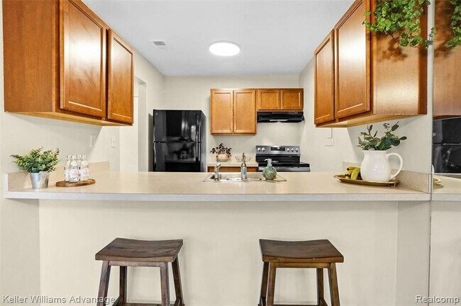 Building Photo - 855 S Pontiac Trail