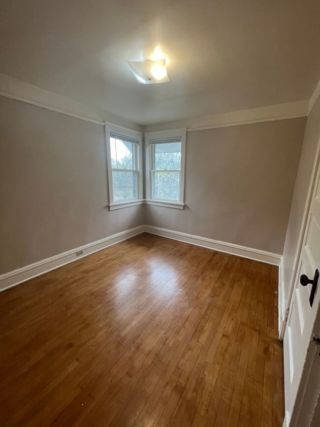 Building Photo - AVAILABLE JUNE - 3 BED 1 BATH NEAR CAMPUS