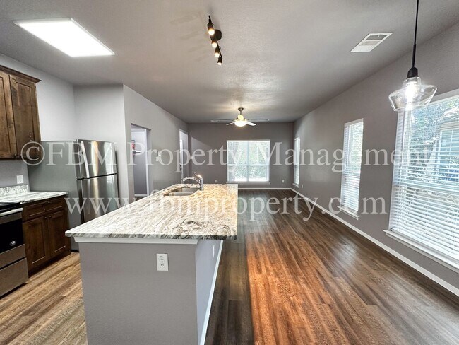 Building Photo - 427 Jannie St