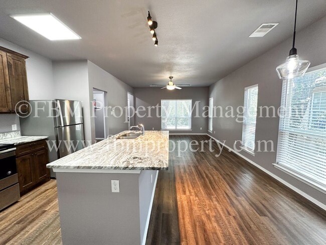 Building Photo - 431 Jannie St