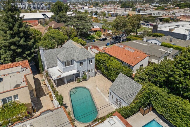 Building Photo - 4 Bed • 3 Bath • 2,135 Sq Ft (Main House) ...