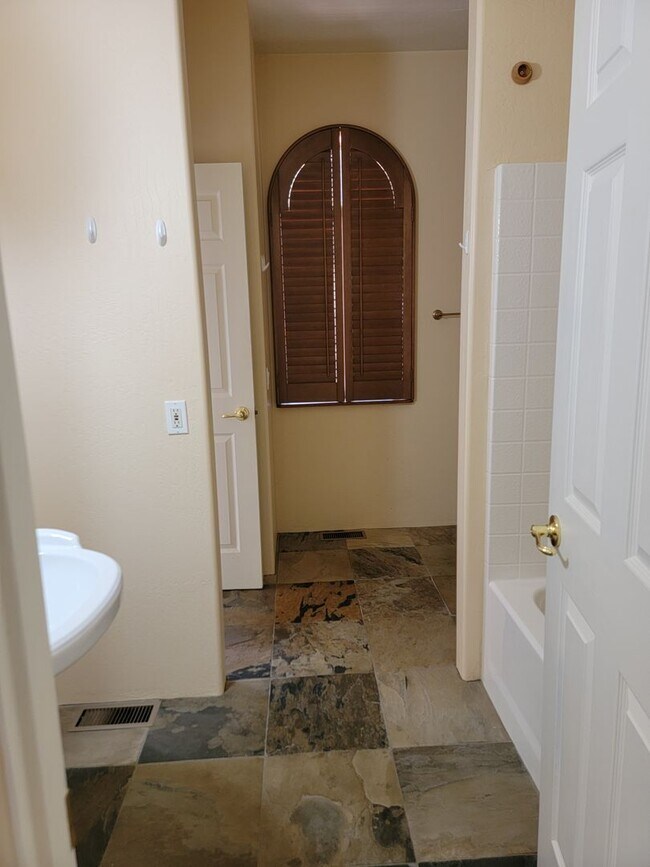 Building Photo - 255 Canyon Dr