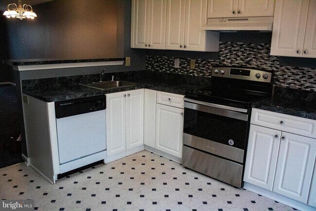 Building Photo - 2095 Pawlet Dr