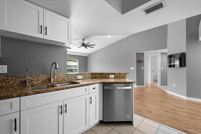 Building Photo - 800 Crestwood Ct S