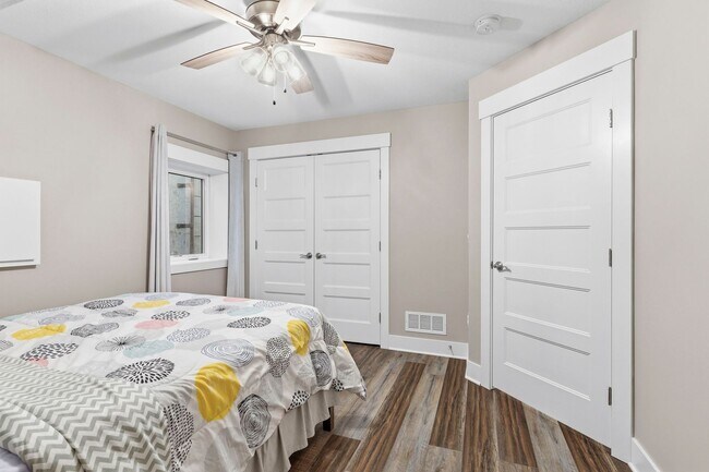 Building Photo - Stunning 6 Bed, 3 Bath Heritage Hills Home | 3-Car Garage | Walk-Out Basement