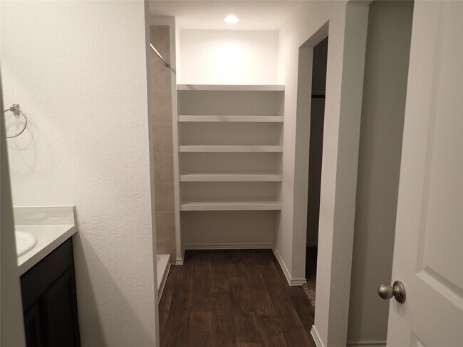 Building Photo - 14986 Cypress Holw Dr