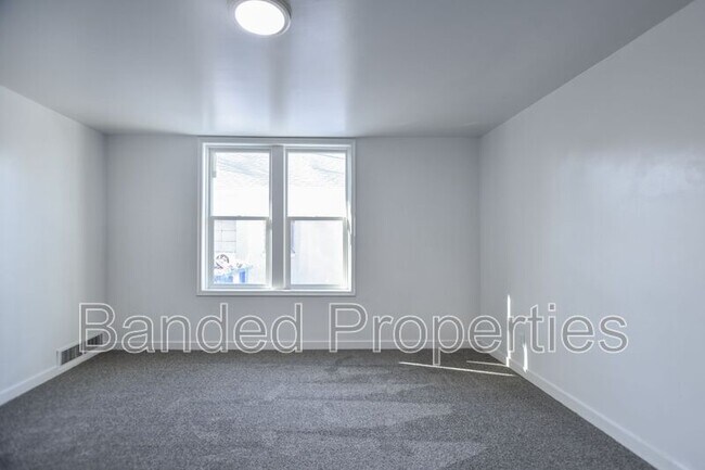 Building Photo - 627 23rd St