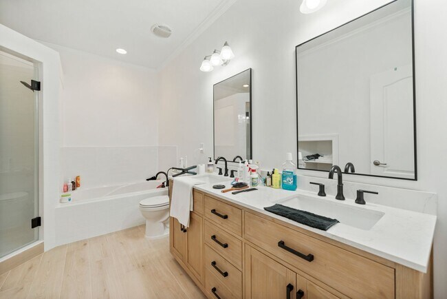 Building Photo - Available 07/10/26! Lovely 3 bedroom townhome close to the Eno River in Country Club Heights!