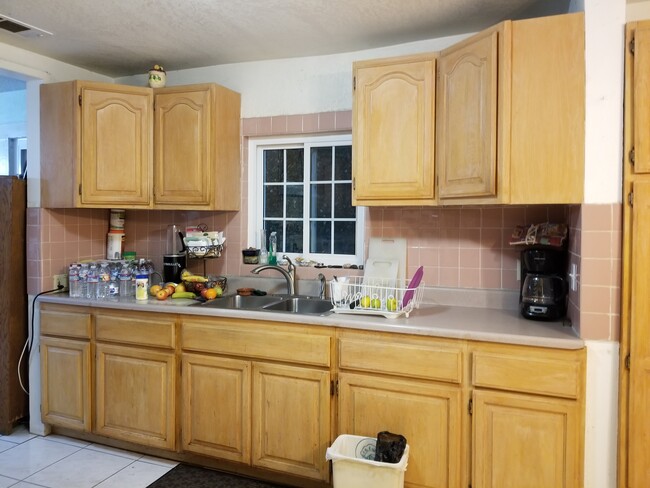 Clean kitchen area - 1405 S New Hampshire Ave