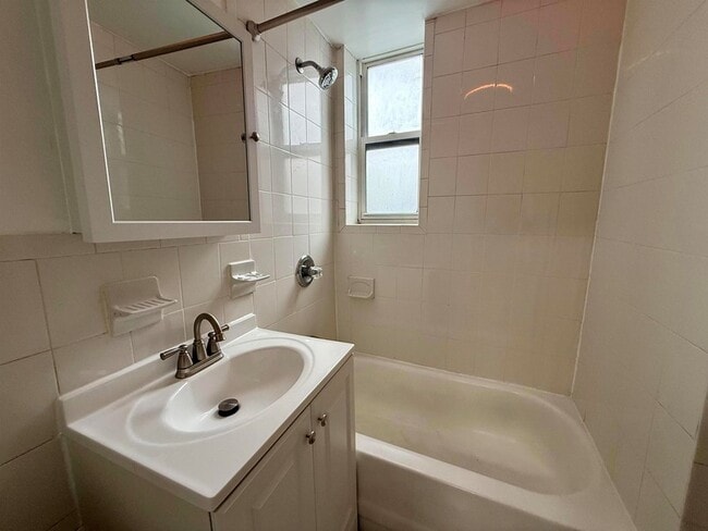 Building Photo - 546 Bergen Ave