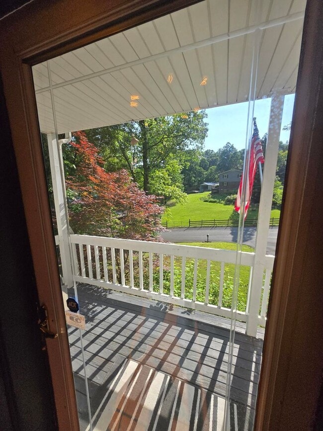 Building Photo - This charming 3-bedroom, 2-bathroom home o...