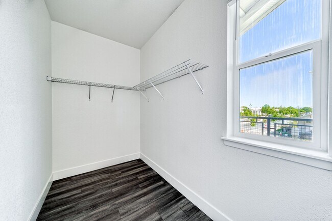 Building Photo - 2221 Tapia Wy