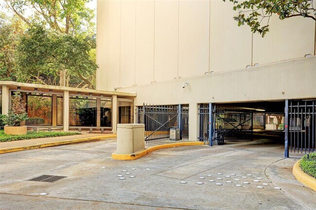Building Photo - 15 Greenway Plz