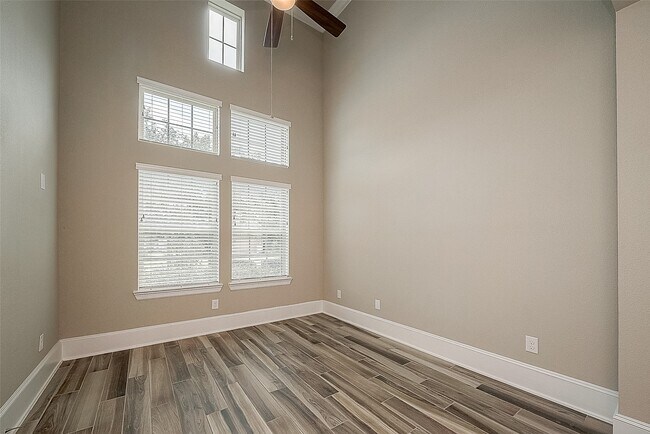 Building Photo - 115 N Winter Sunrise Cir