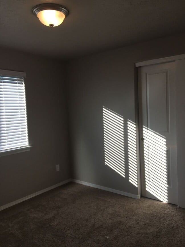 Building Photo - 3 Bedroom / 2 Bathroom Cottage in Redmond ...