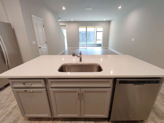 Building Photo - Beautiful 3-Bedroom Townhome in Gated Avea Pointe