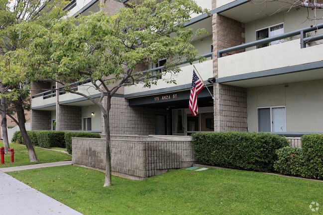 Building Photo - Silvercrest