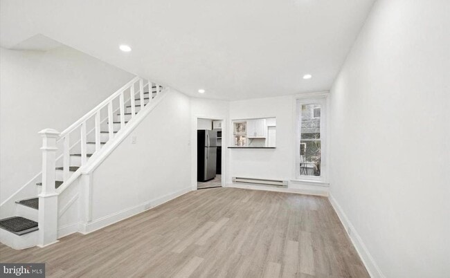 Building Photo - 558 Herman St