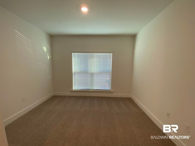 Building Photo - 510 Hardwood Ave