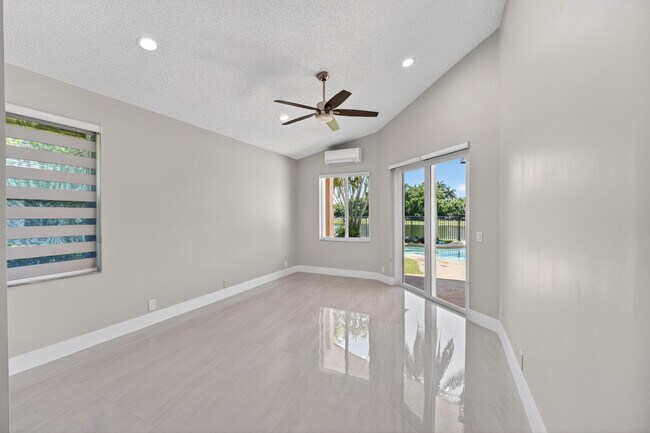 Building Photo - 3043 Lakewood Dr