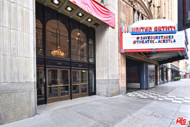 Building Photo - 939 S Broadway