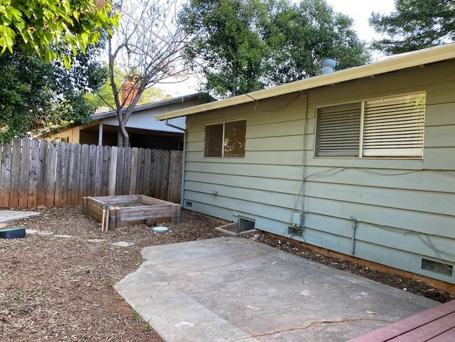 Building Photo - Your Next Chapter Starts Here - Convenient Redding Location!