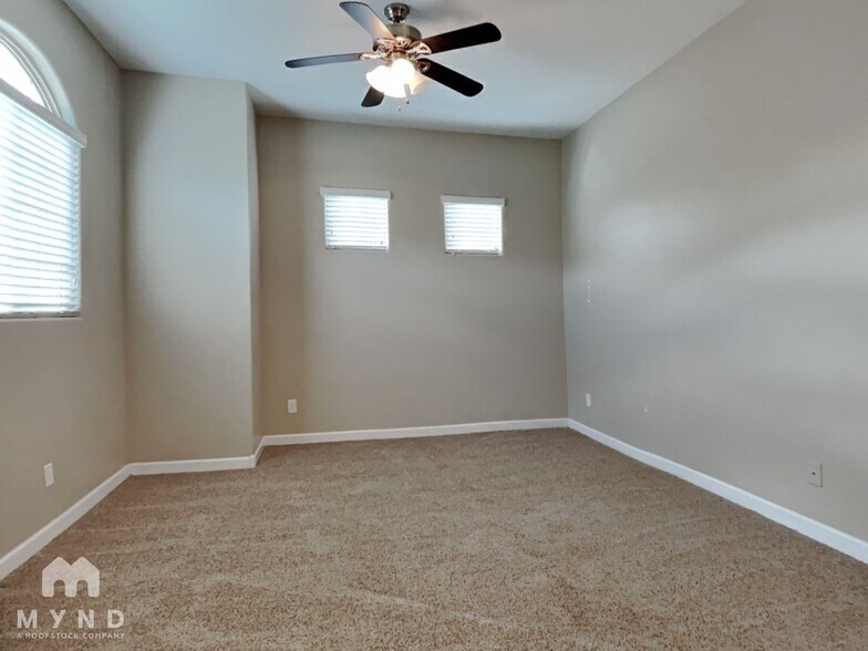 Building Photo - 1367 S Country Club Dr