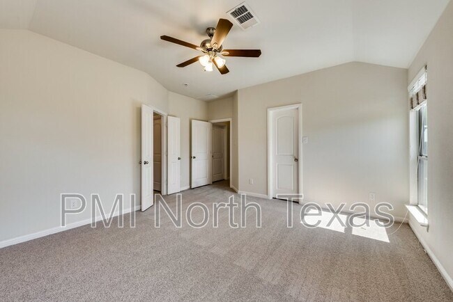 Building Photo - 2404 Sun Creek Dr
