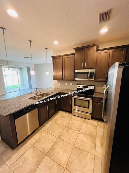 Building Photo - 3 Bed/2.5 Bath