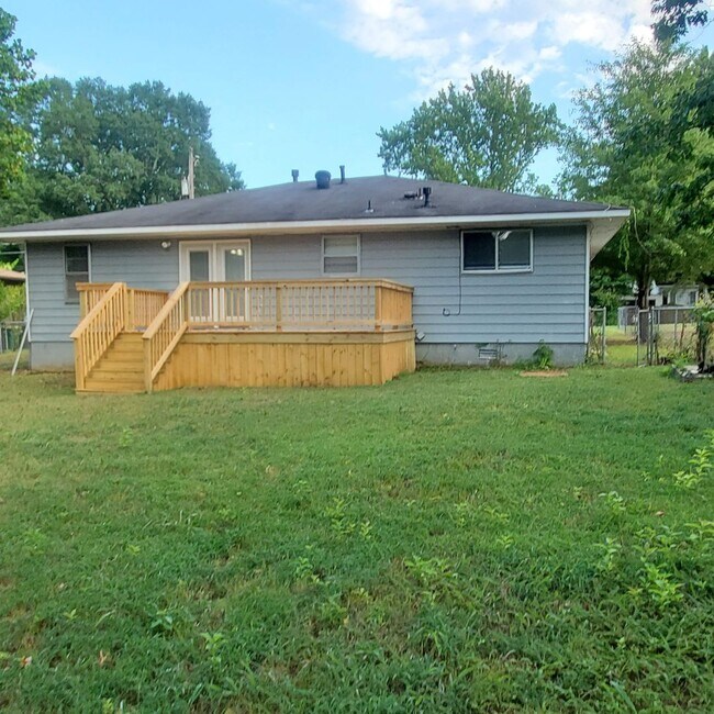 Building Photo - 702 Wildwood Ave